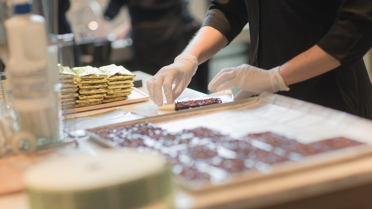 green bean to bar CHOCOLATE 福岡店|パティシエの求人画像1枚目