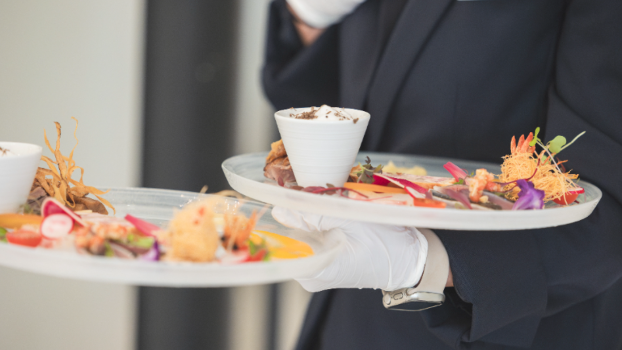 ルシアスガーデン|レストランサービス・ホールスタッフの求人画像1枚目