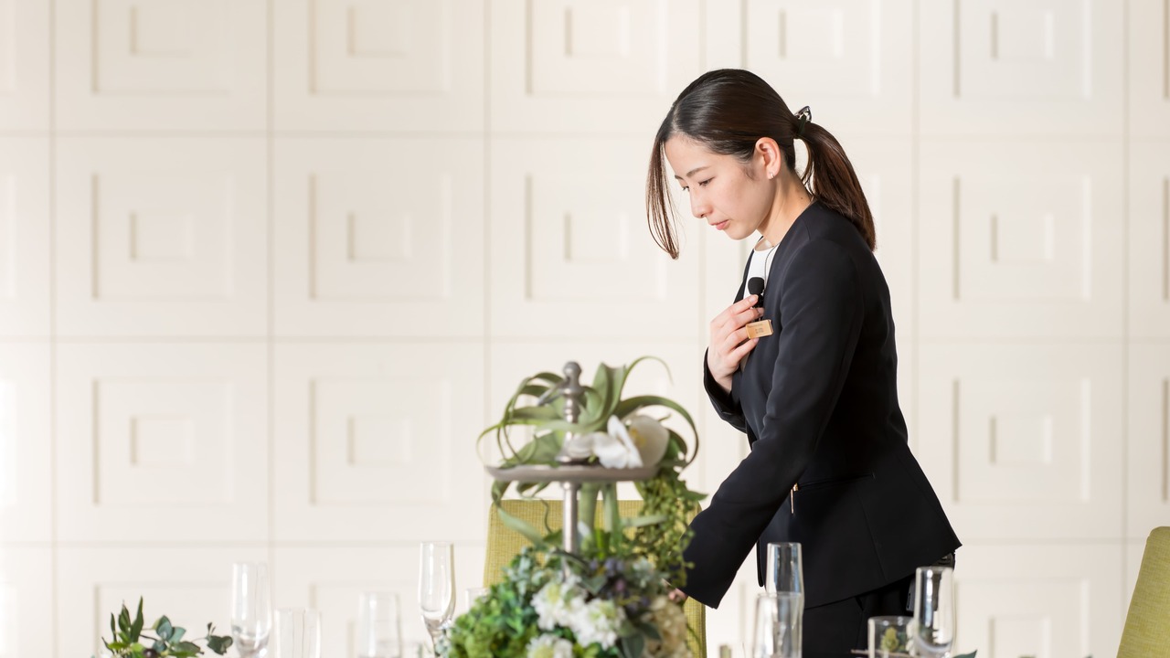 高宮庭園茶寮|レストランサービス・ホールスタッフの求人画像1枚目