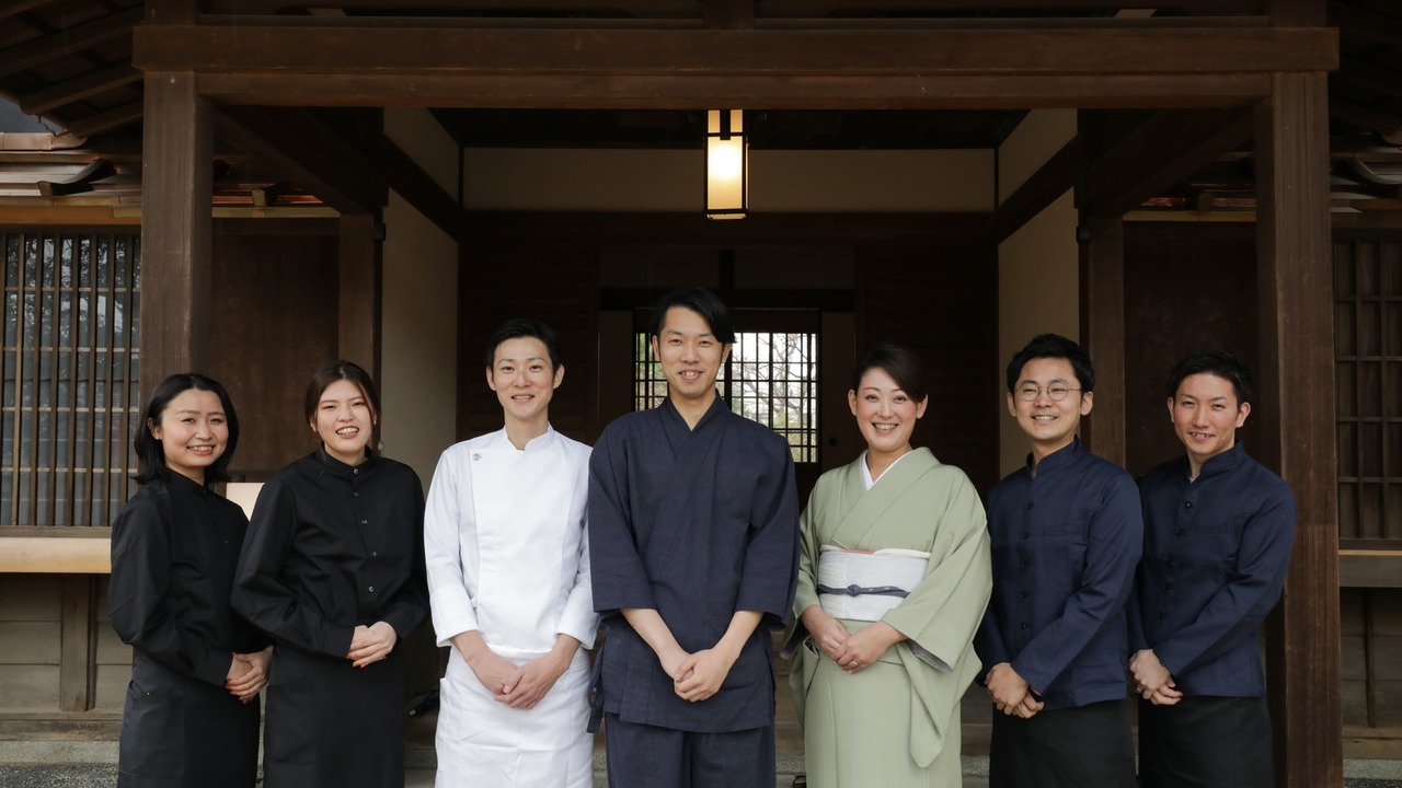 高宮庭園茶寮|レストランサービス・ホールスタッフの求人画像1枚目