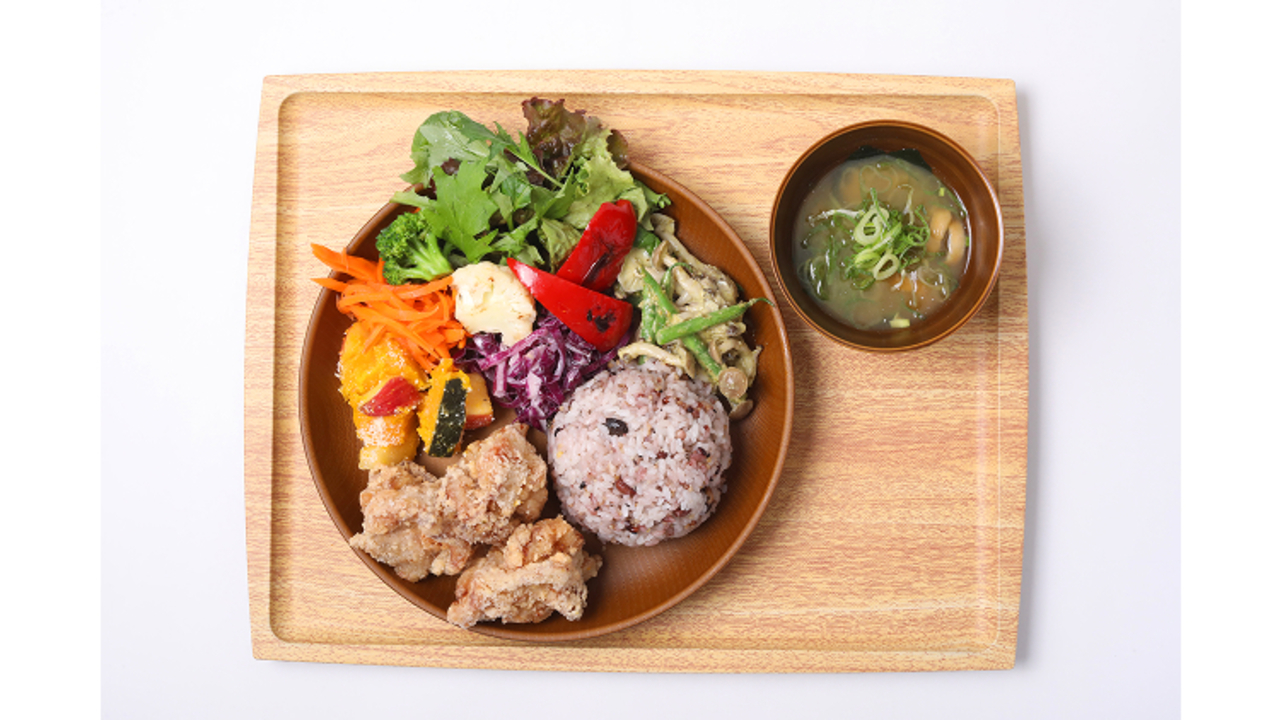 鳥〇食堂×タニタカフェ 鳥〇食堂×タニタカフェ　レイクタウン店 カフェ, テイクアウト・惣菜・弁当屋 | キッチンスタッフ)の求人の写真 2枚目