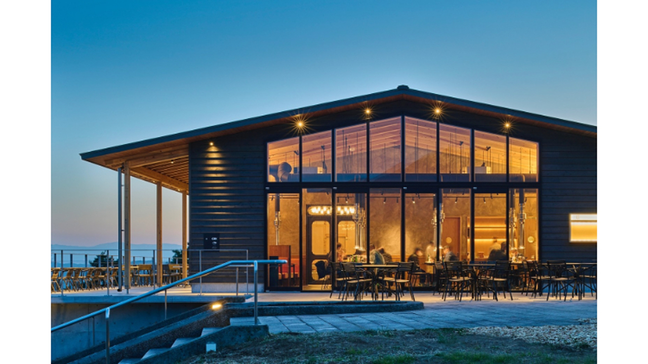 STARRACE KOMORO|レストランサービス・ホールスタッフの求人画像1枚目