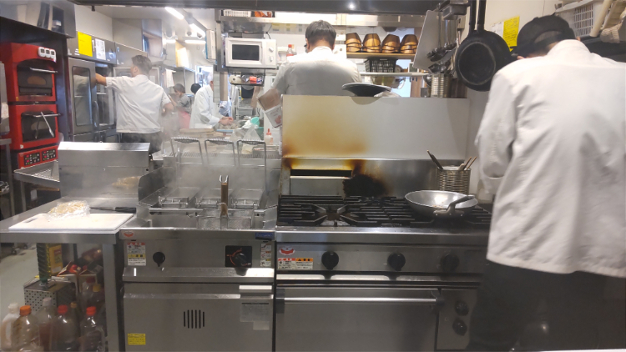 STARRACE KOMORO|レストランサービス・ホールスタッフの求人画像2枚目