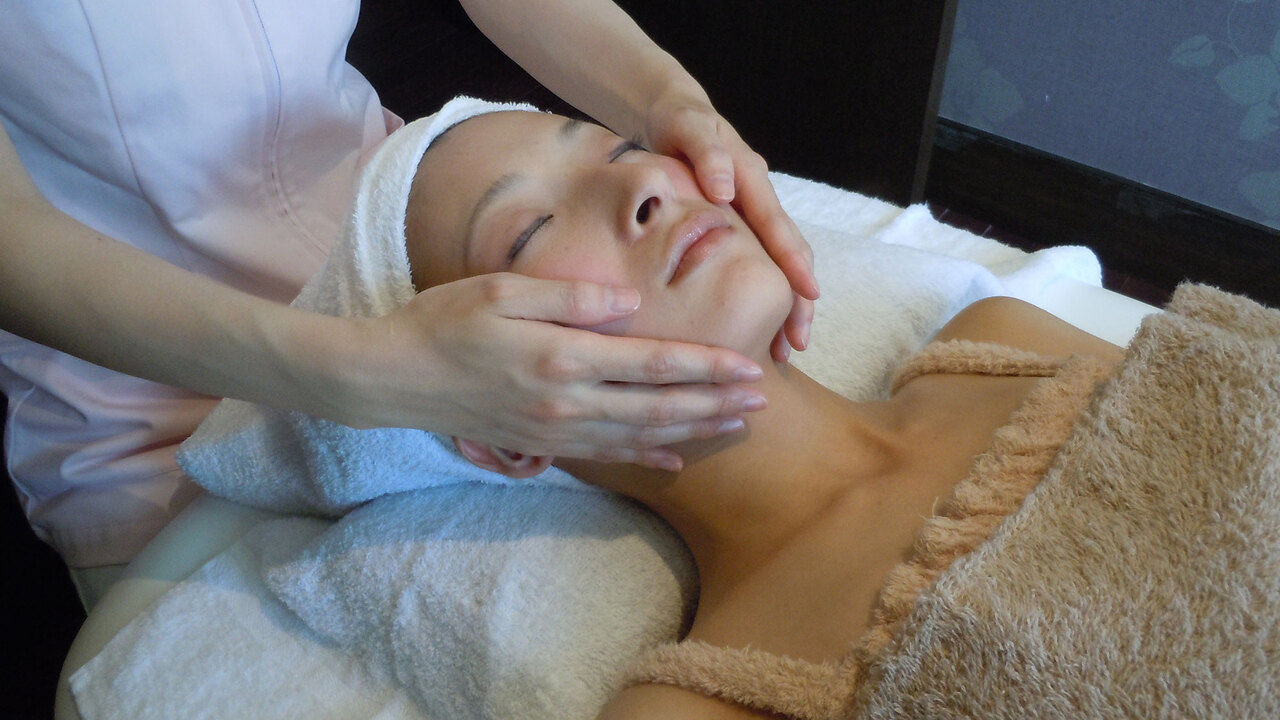 グランパスリゾート|フロントスタッフの求人画像1枚目